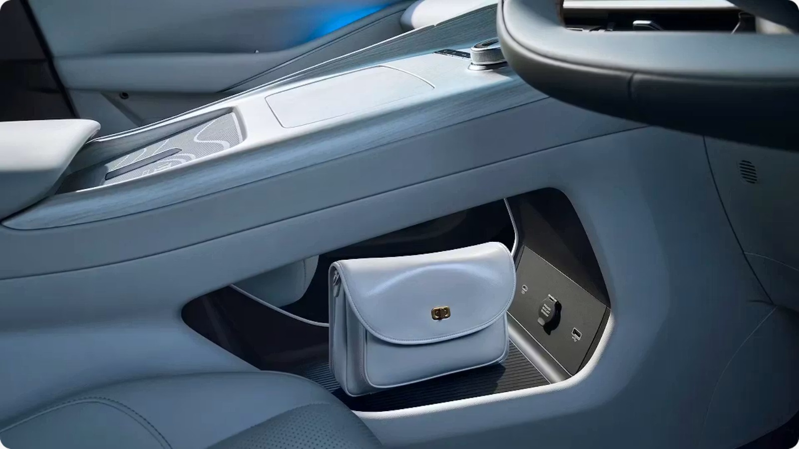 BRIDGE-STYLE STORAGE, KEEPING THE CABIN ORGANIZED